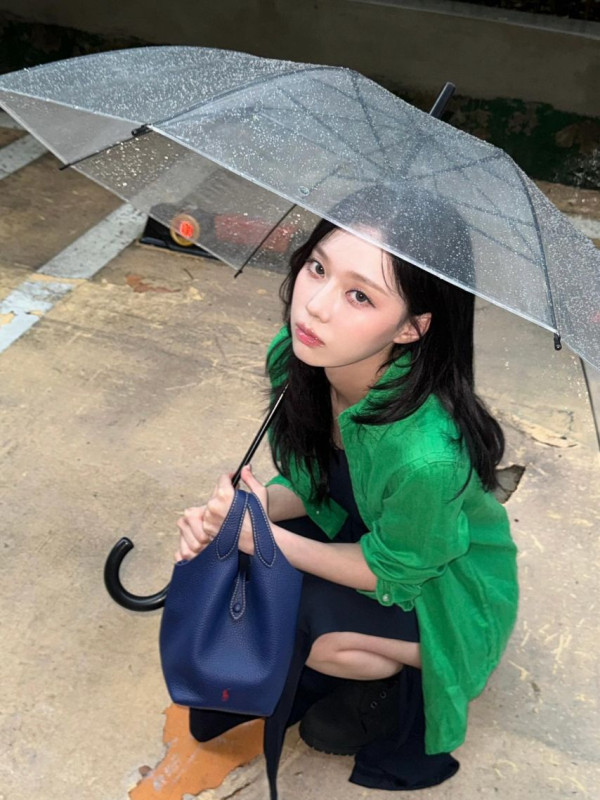 우산쓰고 쪼그려 앉은 에스파 윈터