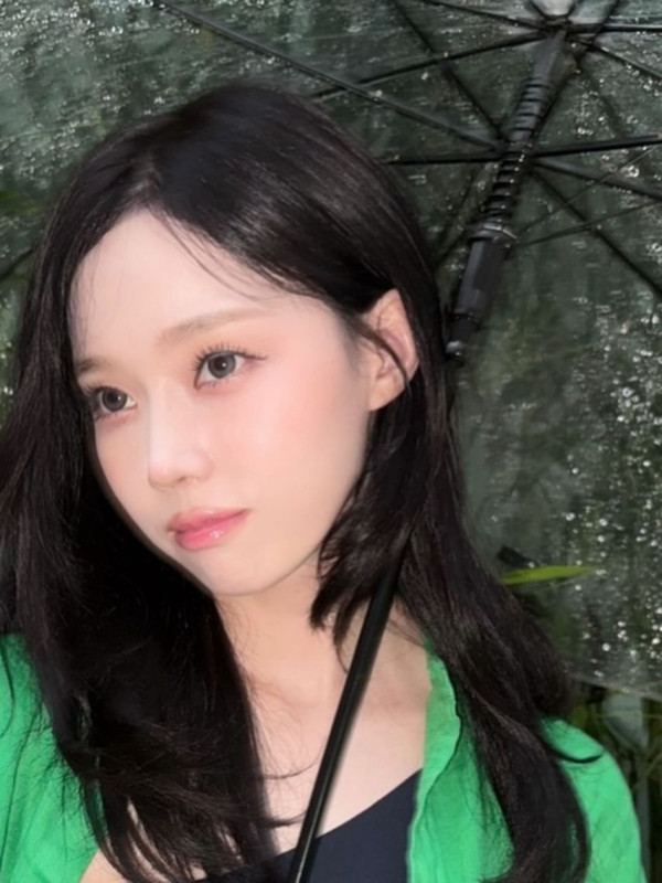 우산쓰고 쪼그려 앉은 에스파 윈터