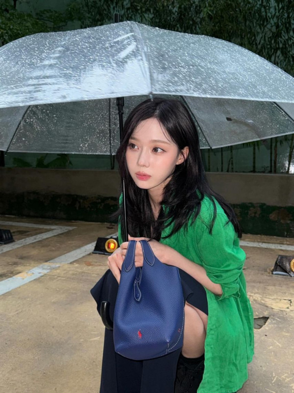 우산쓰고 쪼그려 앉은 에스파 윈터