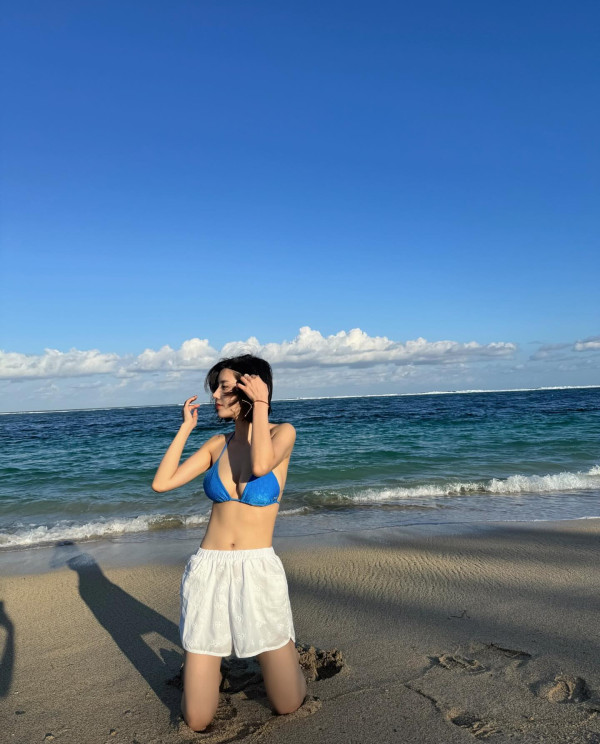 권은비 파란 끈비키니 사이드붑