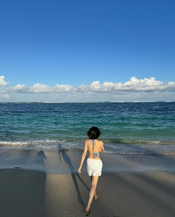 권은비 파란 끈비키니 사이드붑