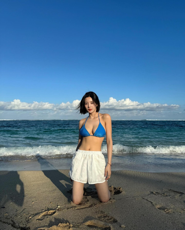 권은비 파란 끈비키니 사이드붑