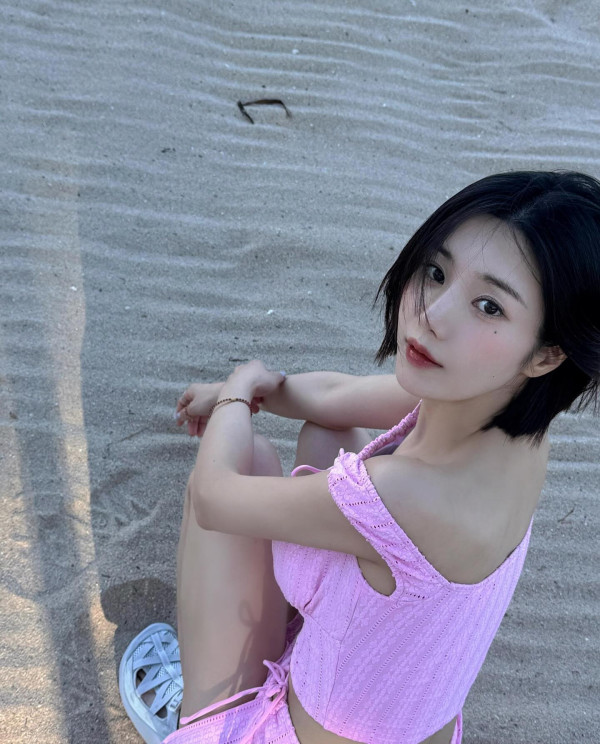 권은비 파란 끈비키니 사이드붑