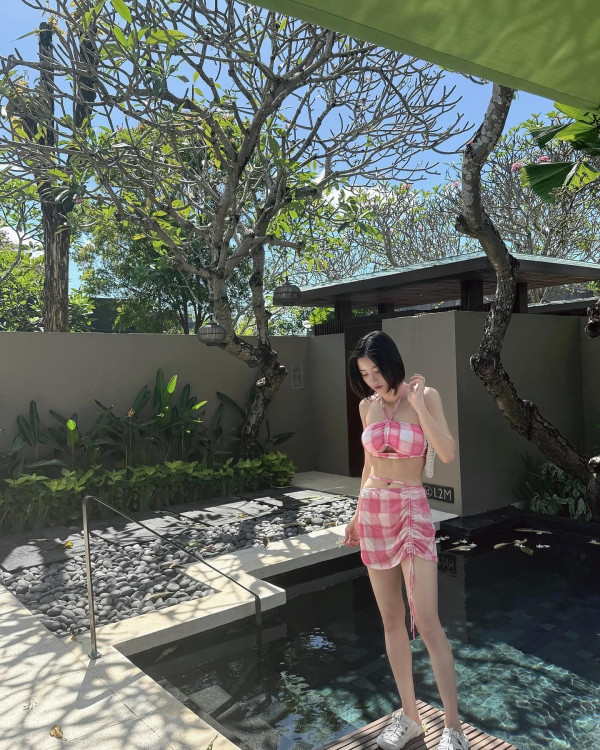 권은비 파란 끈비키니 사이드붑