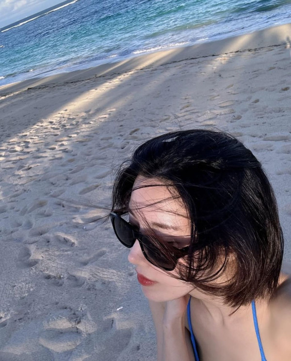 권은비 파란 끈비키니 사이드붑