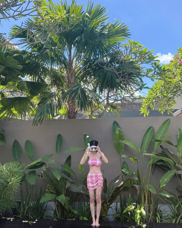 권은비 파란 끈비키니 사이드붑