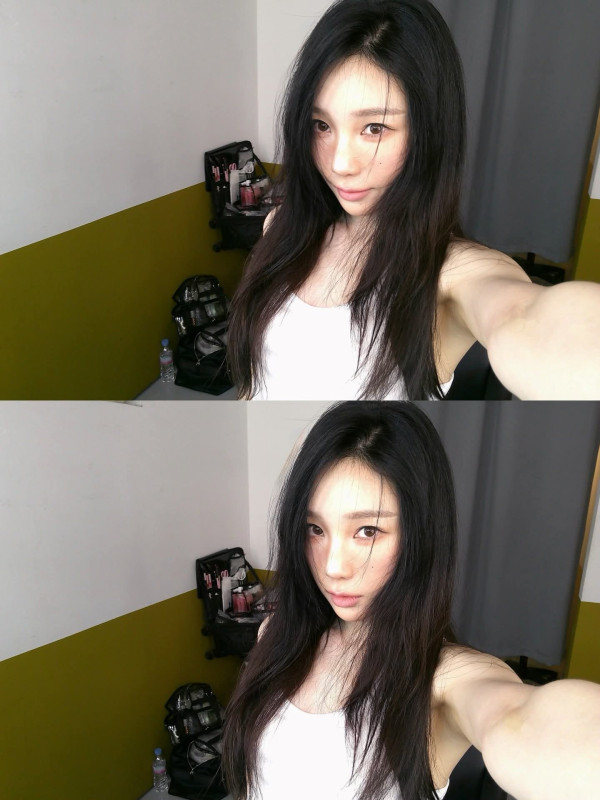 흰 민소매 입고 셀카 찍는 태연.jpg