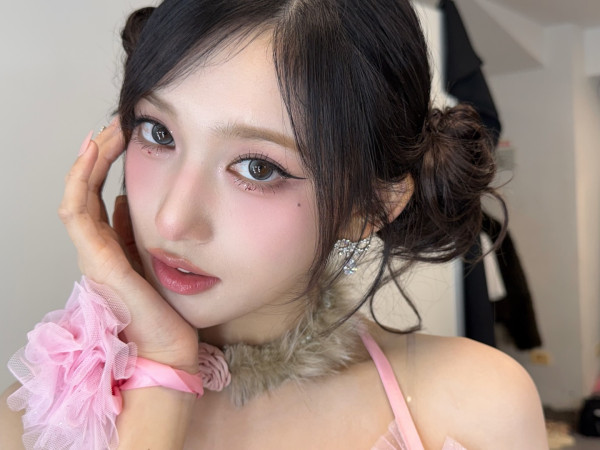 핑크 란제리룩 아이브 이서.JPG