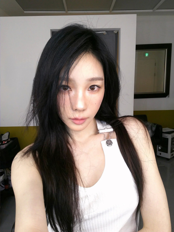 흰 민소매 입고 셀카 찍는 태연.jpg