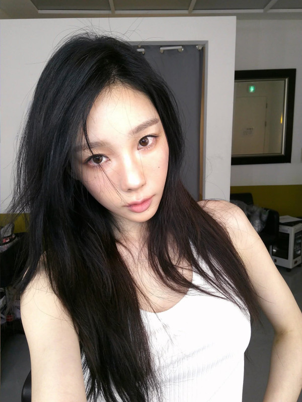 흰 민소매 입고 셀카 찍는 태연.jpg