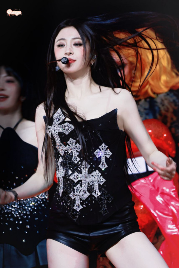 르세라핌 허윤진 란제리룩