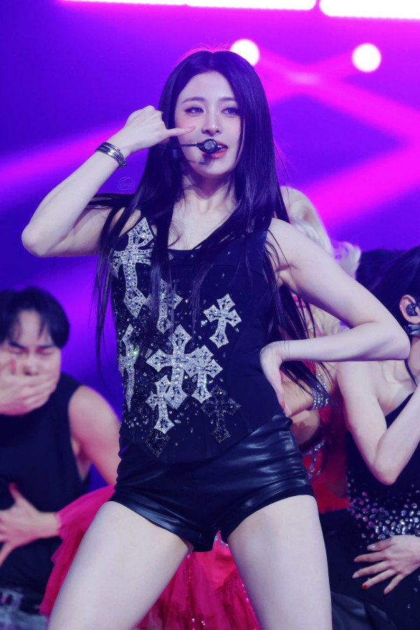 르세라핌 허윤진 란제리룩