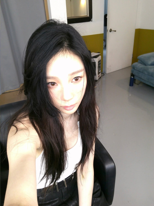 흰 민소매 입고 셀카 찍는 태연.jpg