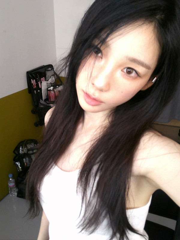 흰 민소매 입고 셀카 찍는 태연.jpg