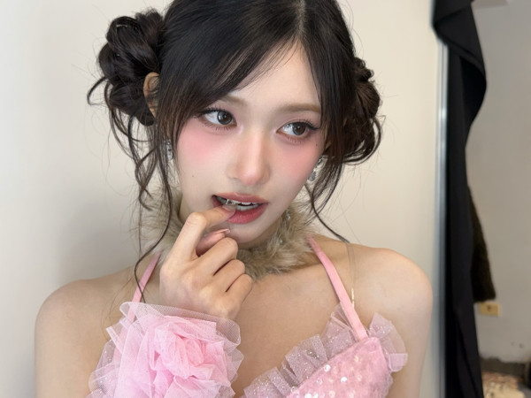 핑크 란제리룩 아이브 이서.JPG