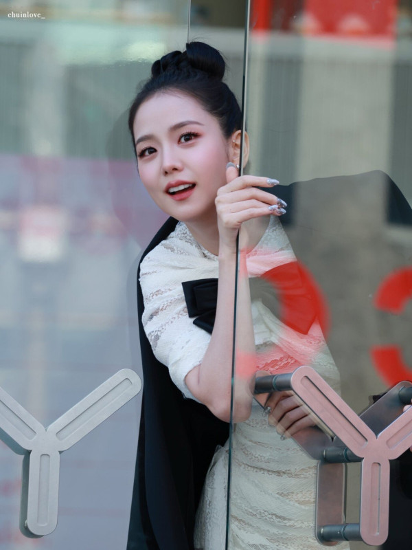 리본 머리한 블랙핑크 지수