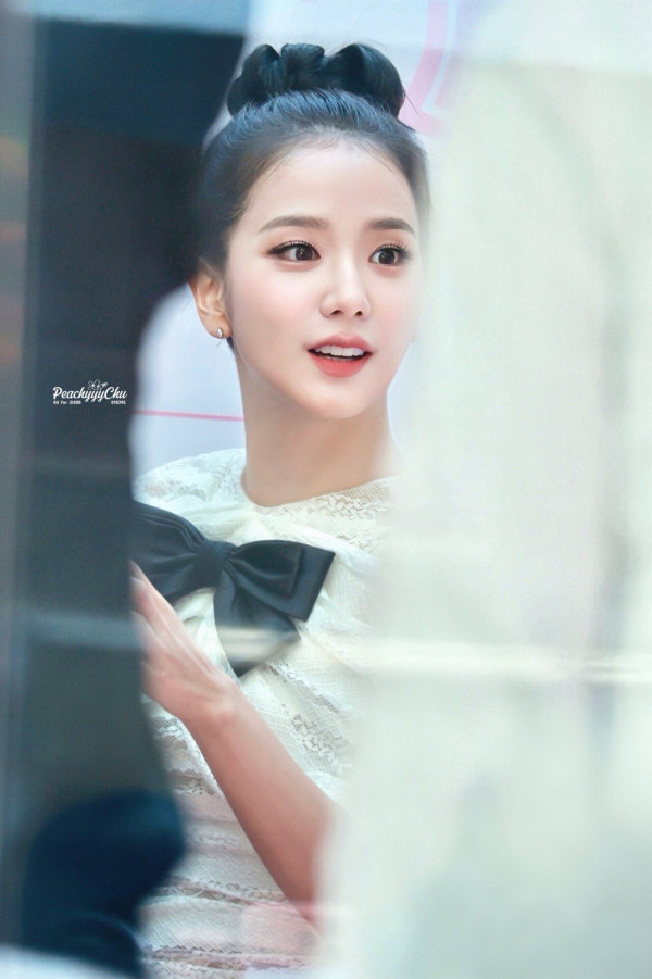 리본 머리한 블랙핑크 지수