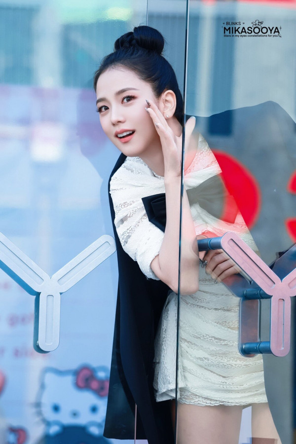 리본 머리한 블랙핑크 지수