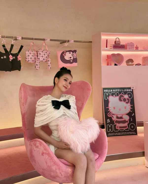 리본 머리한 블랙핑크 지수