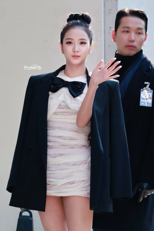 리본 머리한 블랙핑크 지수