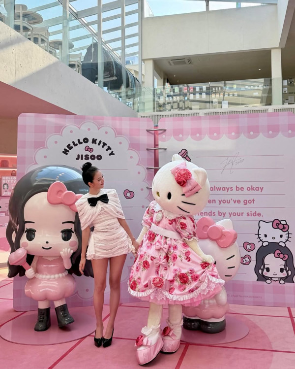 리본 머리한 블랙핑크 지수