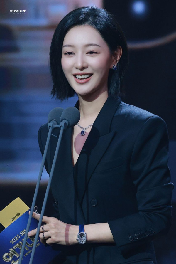 단발머리 김지원