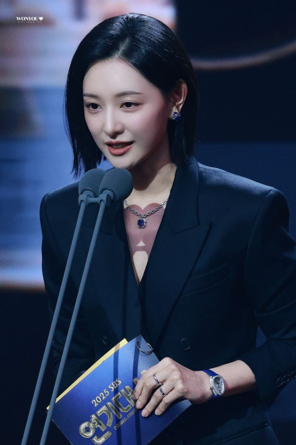 단발머리 김지원