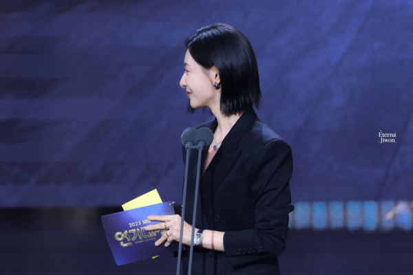 단발머리 김지원