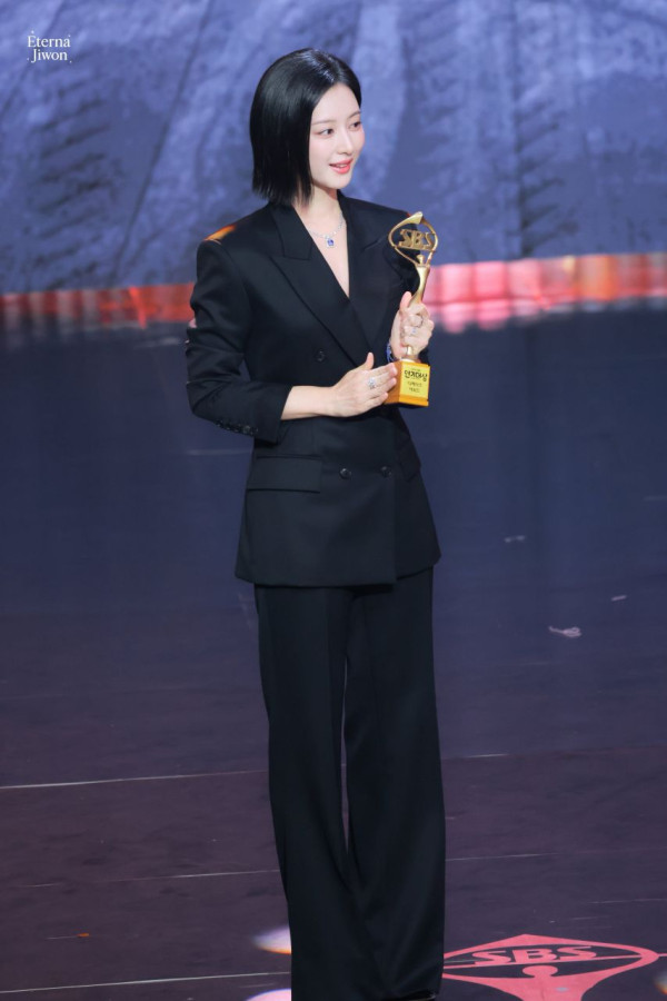 단발머리 김지원