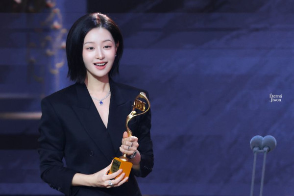 단발머리 김지원