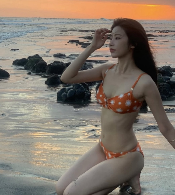 주황색 비키니 기희현 몸매