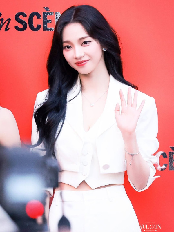 가슴골 노출 카리나