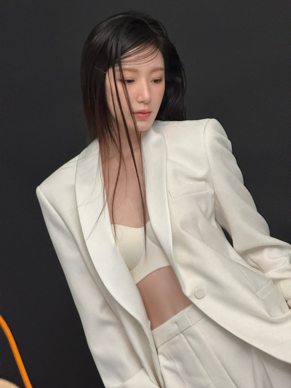 아이들 슈화 자켓 속 흰 브라