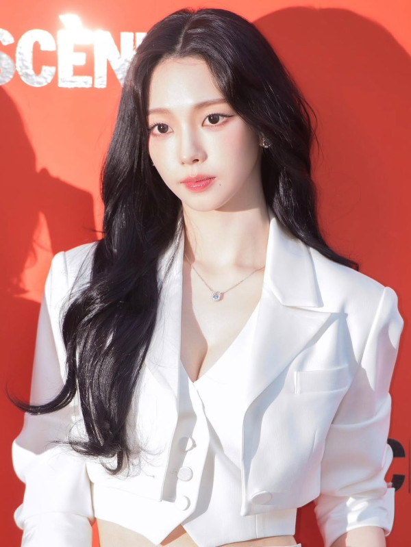 가슴골 노출 카리나