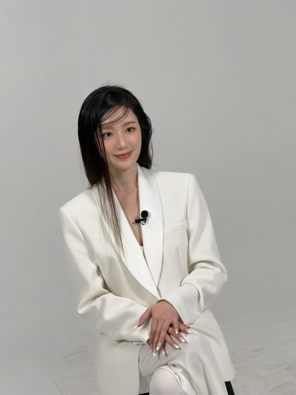 아이들 슈화 자켓 속 흰 브라