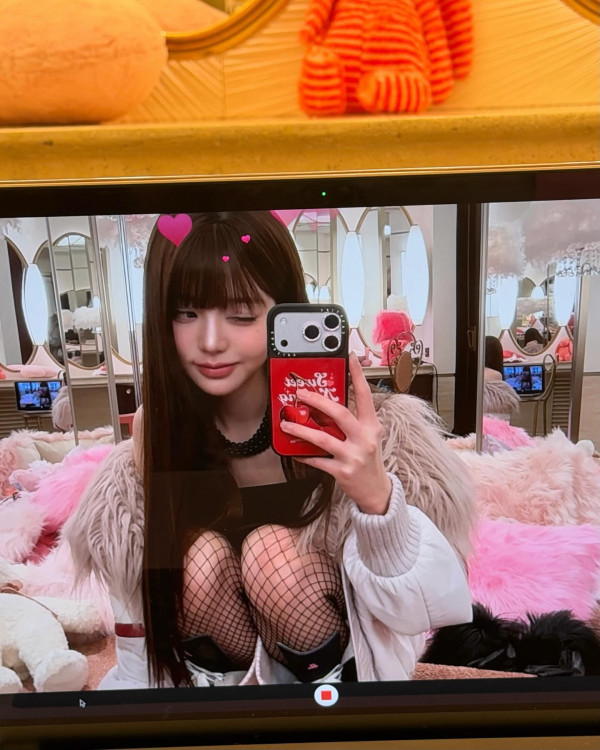 망사 스타킹 다리 꼰 장원영