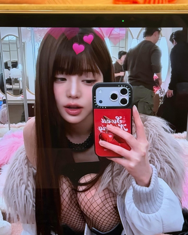 망사 스타킹 다리 꼰 장원영