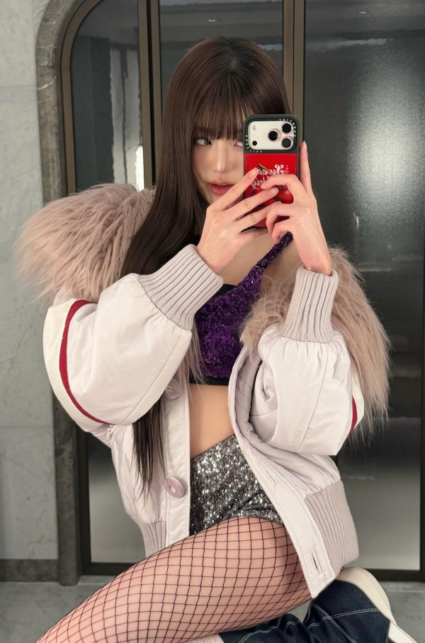 망사 스타킹 다리 꼰 장원영