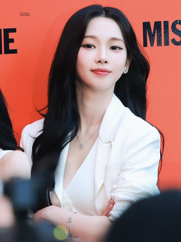 가슴골 노출 카리나