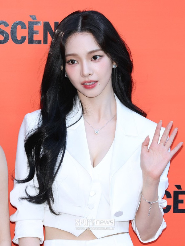 가슴골 노출 카리나