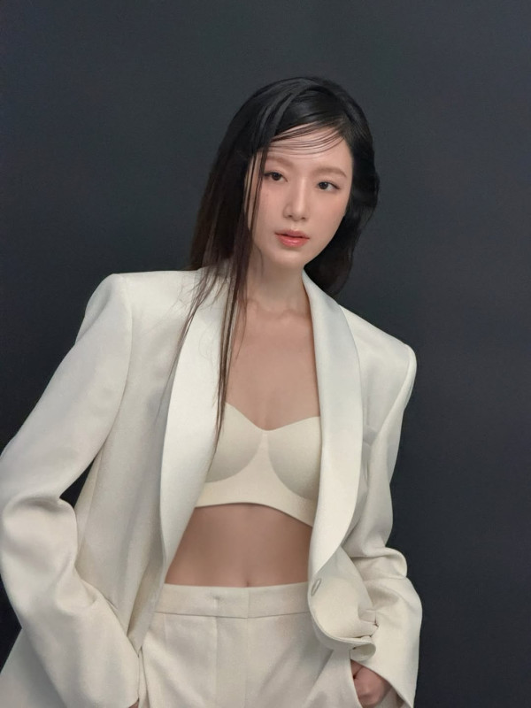 아이들 슈화 자켓 속 흰 브라