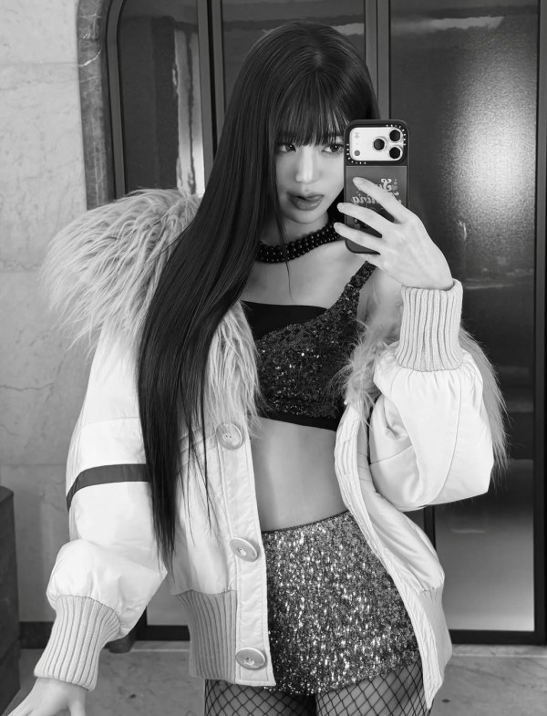 망사 스타킹 다리 꼰 장원영