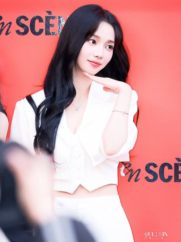 가슴골 노출 카리나