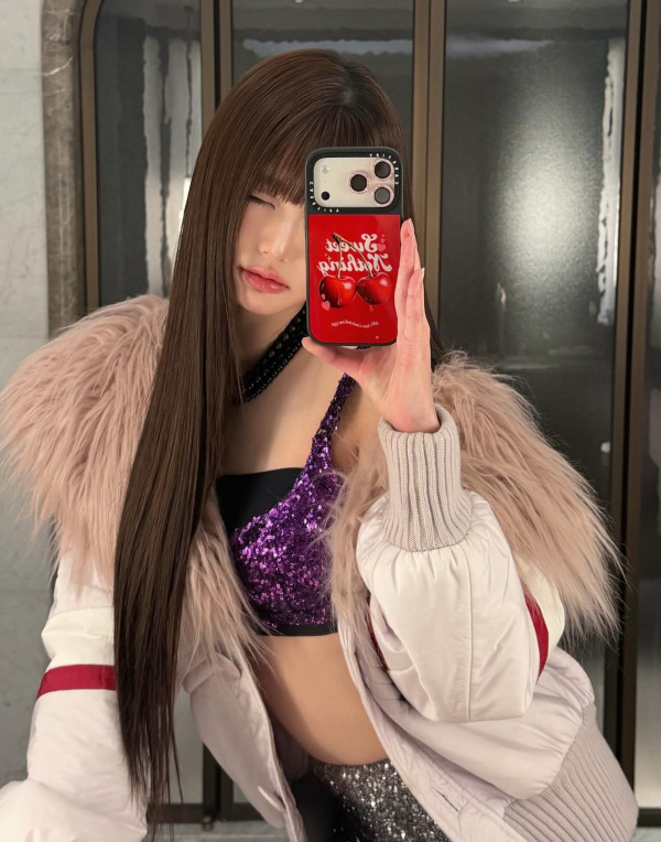 망사 스타킹 다리 꼰 장원영