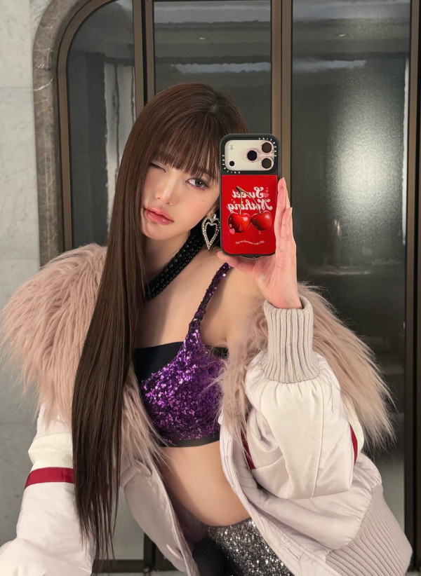 망사 스타킹 다리 꼰 장원영