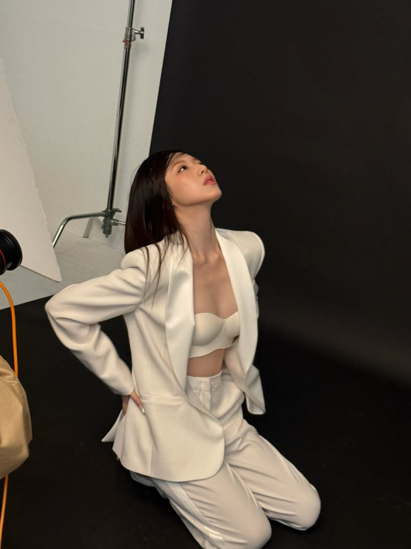 아이들 슈화 자켓 속 흰 브라