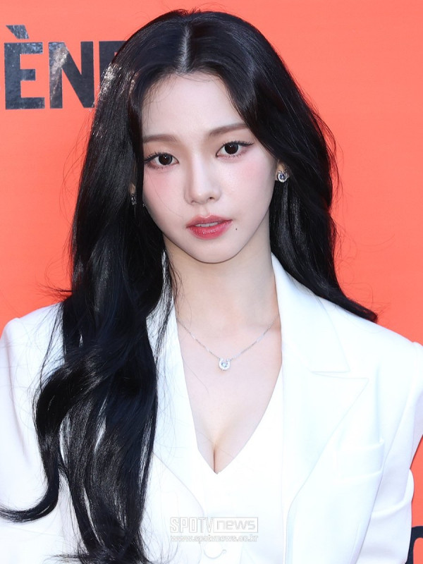 가슴골 노출 카리나