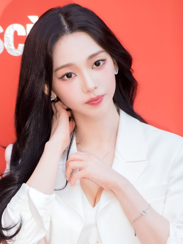 가슴골 노출 카리나