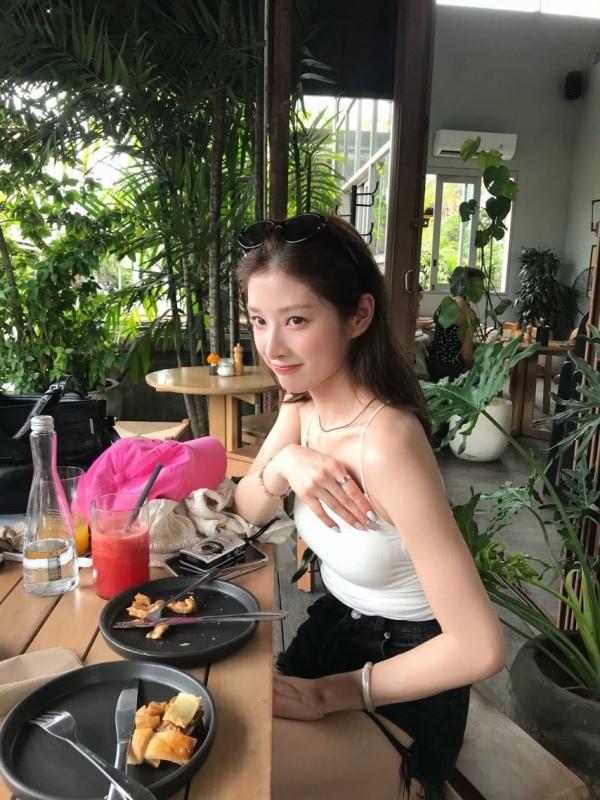 시원한 민소매 신유은