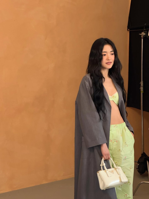 연두색 브라를 착용한 배우 김태리